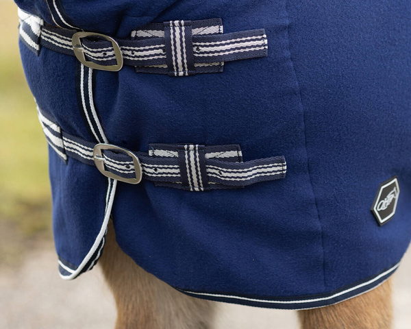 Derka polarowa z pasami i kapturem QHP Shet