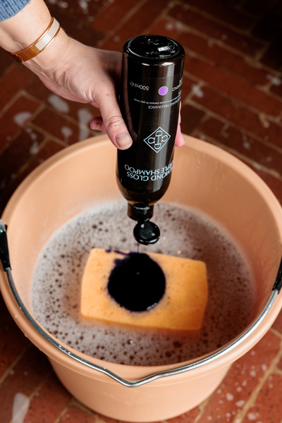 Szampon dla jasnych koni Grooming Deluxe Almond Gloss Purple Shampoo