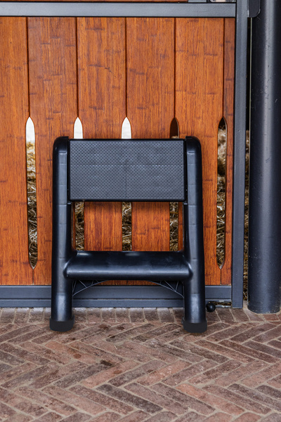 Składane schodki do pielęgnacji i wsiadania na konia Grooming Deluxe