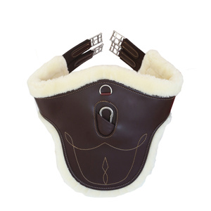 Popręg skokowy z fartuchem i futrem syntetycznym Kentucky Horsewear Sheepskin Stud Girth