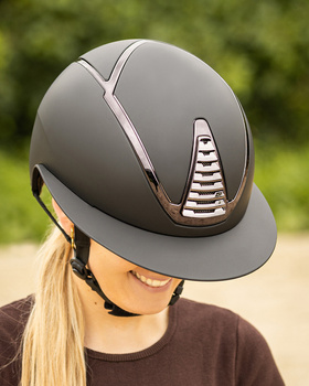 Kask jeździecki z szerokim daszkiem QHP Toledo Polo