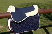 Podkładka pod siodło z futrem syntetycznym Kentucky Horsewear Sheepskin Half Pad Absorb
